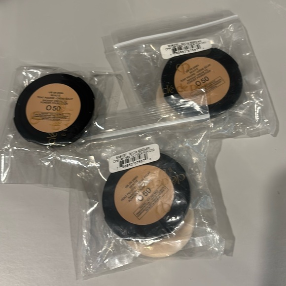 Cle de Peau Radiant Cream to Powder Foundation Refill ~ O50 (only shade) - Picture 3 of 4